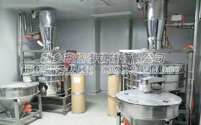 PVA聚乙醇粉料生產(chǎn)中的粉塵污染問(wèn)題如何破解？真空上料機(jī)旋振篩給出答案